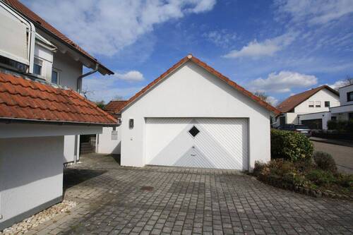 Garage mit Stellplätze - 