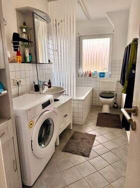 Badezimmer mit Tageslicht, Wanne und WM-Anschluss - 