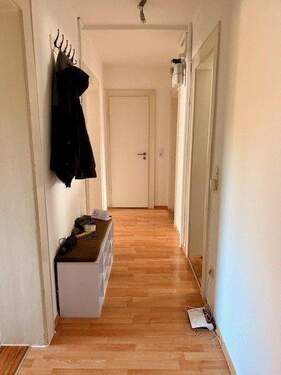 Flur mit Abstellkammer - 