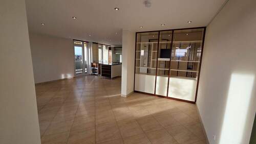 Blick vom Wohnzimmer auf Küche.jpg - Etagenwohnung mit 96,00 m&sup2; in München zum Kaufen