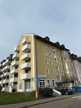 Außenansicht - sehr schöne WHG in Straubing Süd - Schöne 1-Zimmer Wohnung in Straubing Süd mit Einbauküche ab 01.02.2026