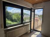 Wohnzimmer / Balkon - 4 Zimmer Etagenwohnung in Saarbrücken