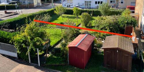 Garten mit Grundstücksgrenze - 