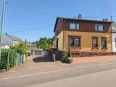 Außenansicht - Ein - Zweifamilienhaus in Ludweiler mit Garten und Garage