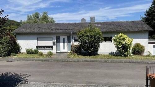 Haus Vorderseite - Bungalow - 1.750 m² Grundstück - Ehemaliges Ferienhaus mit zwei Terrassen. Von Privat