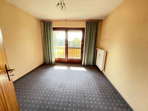 Hausansicht mit Garten - 
