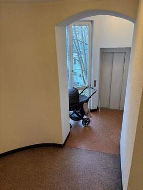 Treppenhaus + Fahrstuhl - 