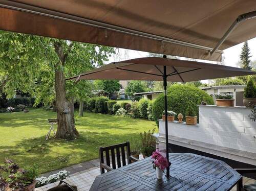 Gartenansicht im Sommer - 