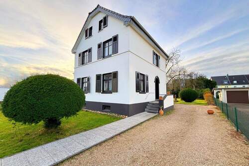 Front- und Seitenansicht - 7 Zimmer Einfamilienhaus zum Kaufen in Leverkusen