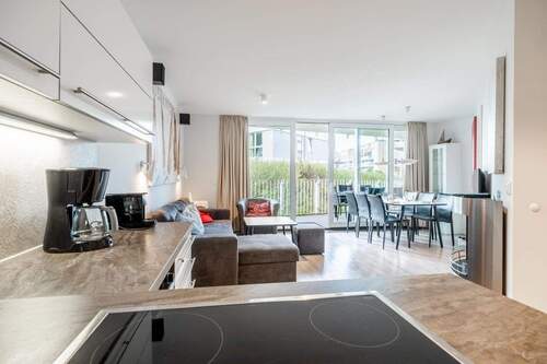 Küchenbereich mit Blick in den Wohn- und Essbereich - 