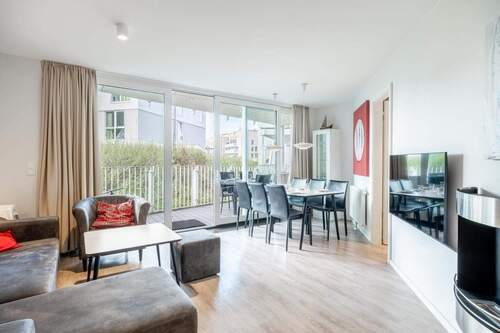 Wohn- und Essbereich mit Blick auf die Terrasse - 