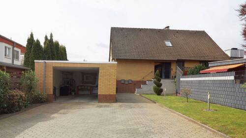Vorderansicht - 9 Zimmer Mehrfamilienhaus, Wohnhaus in Neustadt