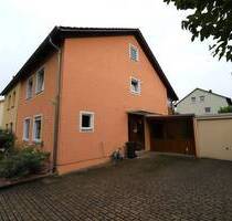 Gepflegte Doppelhaushälfte mit Garten, Garage und Hofraum in Obertraubling