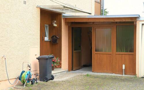 Eingang, Zugang zum Freisitz - 6 Zimmer Doppelhaushälfte in Obertraubling
