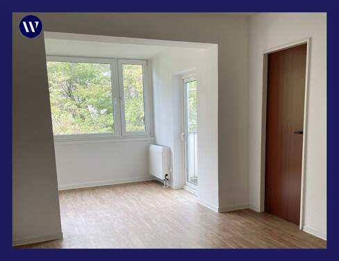 Wohnbereich/Blick in Kochen - Jetzt einziehen! 2-Zimmer-Wohnung mit Balkon + Vinyl-Boden + weiße Wände + Bad mit Dusche + Keller