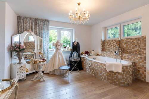 Nebenraum mit Badewanne - 