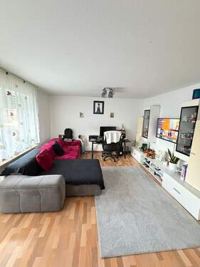 Wohnzimmer - Helle 4 Zimmerwohnung mit Balkon u. viel Platz