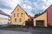Straßenansicht - Bauernhaus mit Scheune und Selbstversorgergarten