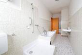 EG links - Badezimmer Gegenansicht.jpg - 