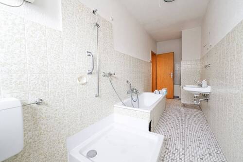 EG links - Badezimmer Gegenansicht.jpg - 