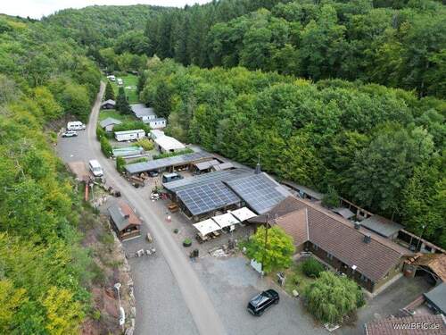 Zufahrt und Gebäudeensemble - 