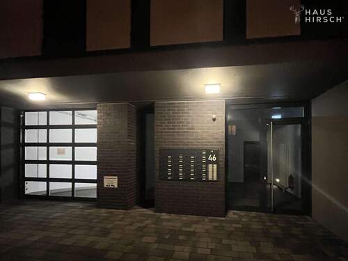 Haus-Eingang / Abend - 