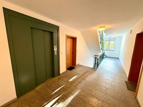 Treppenhaus mit Fahrstuhl - 