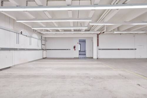 Attraktive Büro-Lager-Kombination mit ebenerdigem Rolltor - 