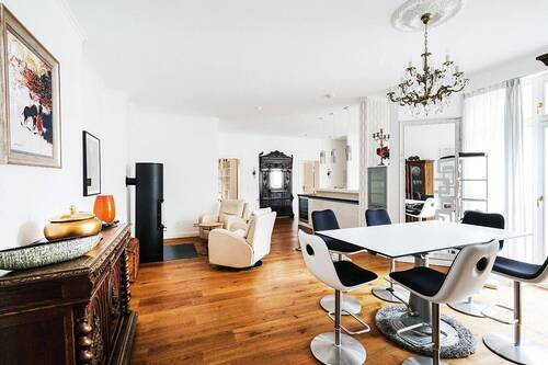 Wohnbereich mit Kamin - Befristet und möbliert: Einladende Stadtwohnung mit Kamin und Loggia im Herzen von Friedrichshain