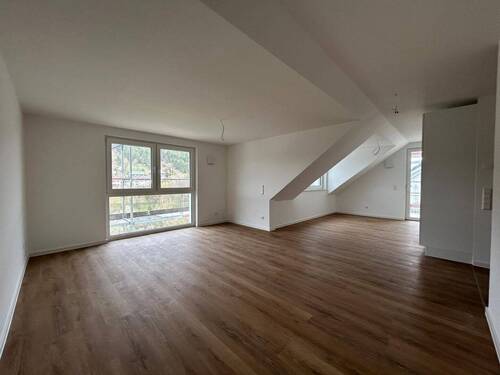 Wohn - und Essbereich - Erstbezug DG-Wohnung in Kupprichhausen: Modern, hell und mit traumhaftem Ausblick