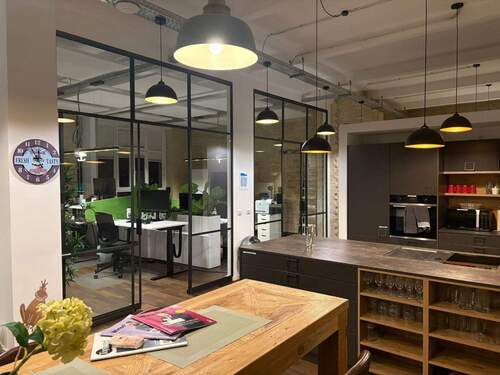 Küche - Blick in Tagungsraum mit 4 Arbeitsplätzen - 