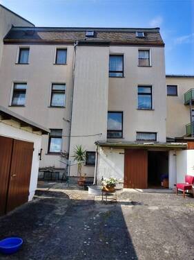 Rückseite Haus und Nebengebäude - 6 Zimmer Mehrfamilienhaus, Wohnhaus in Oelsnitz