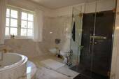 stilvolles Bad mit bodentiefer Dusche.JPG - 