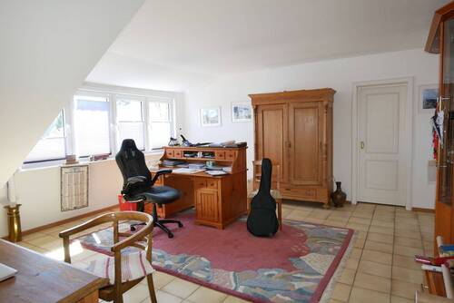 Zimmer mit Dachgaube, ca. 26 m².JPG - 