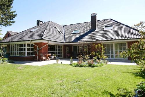 Hausansicht mit Terrasse.JPG - Mehrfamilienhaus, Wohnhaus mit 337,00 m&sup2; in Tornesch zum Kaufen