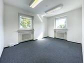 Helles Büro mit Teppichboden - 