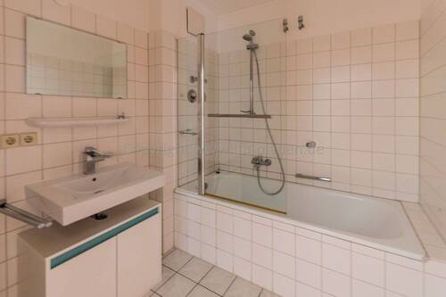 Badezimmer - 3 Zimmer Etagenwohnung zur Miete in Neundorf