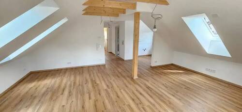Ess-/ Wohnbereich - Renovierte, attraktive 2-Zimmer-Wohnung im Dachgeschoss mit Gartenanteil in guter Wohnlage Ambergs