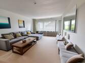Wohnzimmer - Charmante 2,5-Zimmer-Wohnung mit Balkon, Lift & Hallenbadnutzung - sofort bezugsfrei!