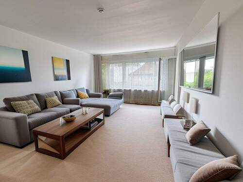 Wohnzimmer - Charmante 2,5-Zimmer-Wohnung mit Balkon, Lift & Hallenbadnutzung - sofort bezugsfrei!