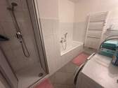 modernes Bad mit Wanne + Dusche - 