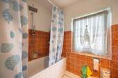 Wohnung, OG, rechts: Tageslichtbad mit Badewanne - 