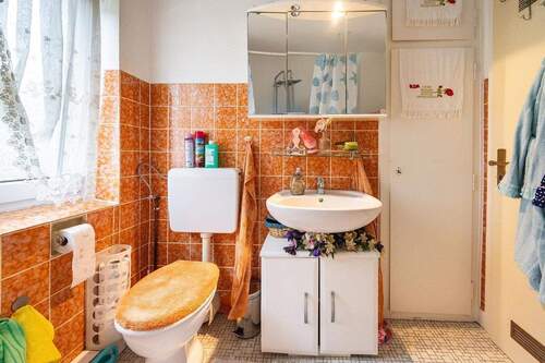 Wohnung, OG, rechts: Tageslichtbad mit Abstellschrank (rechts) - 