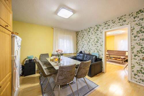 Wohnung, OG, rechts: Wohnküche, Tür zum Wohnzimmer - 