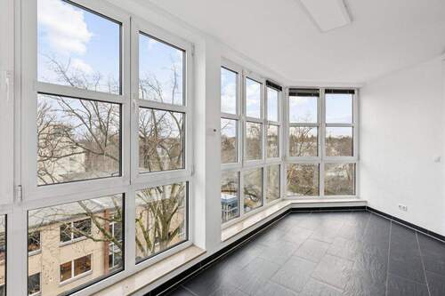 Der Wintergarten ist mit einer Fußbodenheizung ausgestattet bietet zusätzliche Fläche für Hobby, Spiel, Gäste oder Homeoffice - 