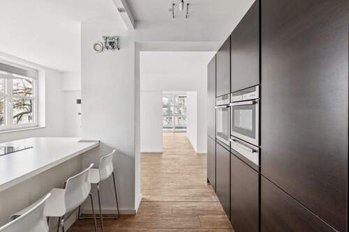 Die Küche überzeugt durch ihre hochwertige Ausstattung mit Neff Geräten und wurde smart in die Wohnung integriert - 5 Zimmer Etagenwohnung zum Kaufen in Berlin