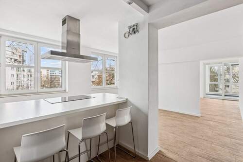 Ein in die Küche integrierter zusätzlicher Essplatz sorgt für Flexibilität in Ihrem Alltag - 5 Zimmer Etagenwohnung in Berlin