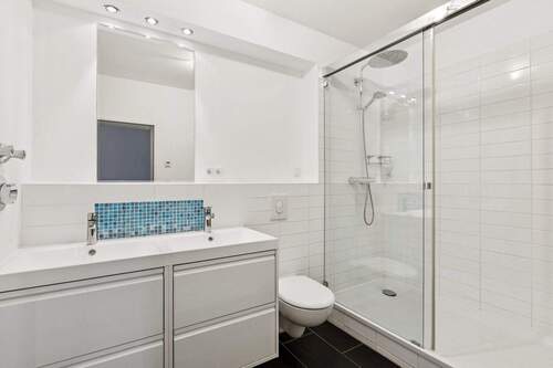 Das Badezimmer wurde 2025 vollständig renoviert und verfügt über ein Doppelwaschbecken - 