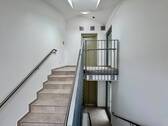 Treppenhaus mit Aufzug - 