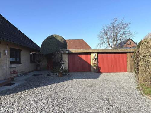 Auffahrt mit Garagen - Einfamilienhaus mit 170,80 m&sup2; in Wanderup zum Kaufen